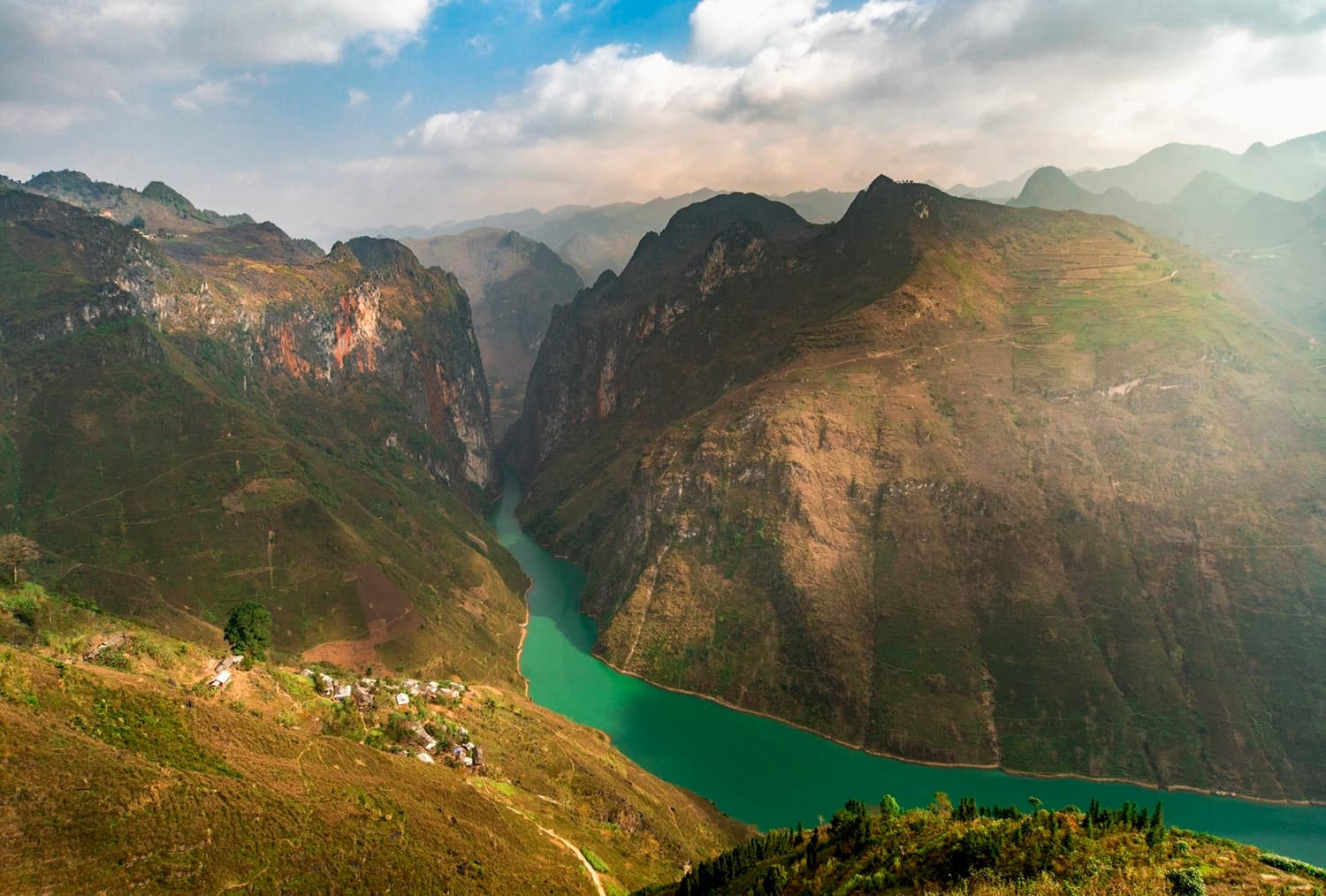 MA PI LENG – THE JOURNEY BEGINS: MISTY PATHS AND SURGING EMOTIONS