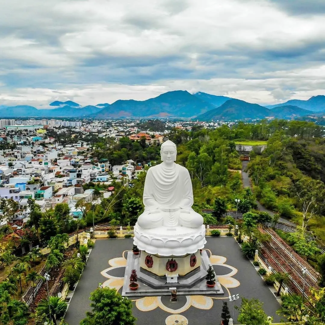 Pagode Long Son Nha Trang 2025 : Un sanctuaire centenaire et le plus grand Bouddha blanc du Vietnam