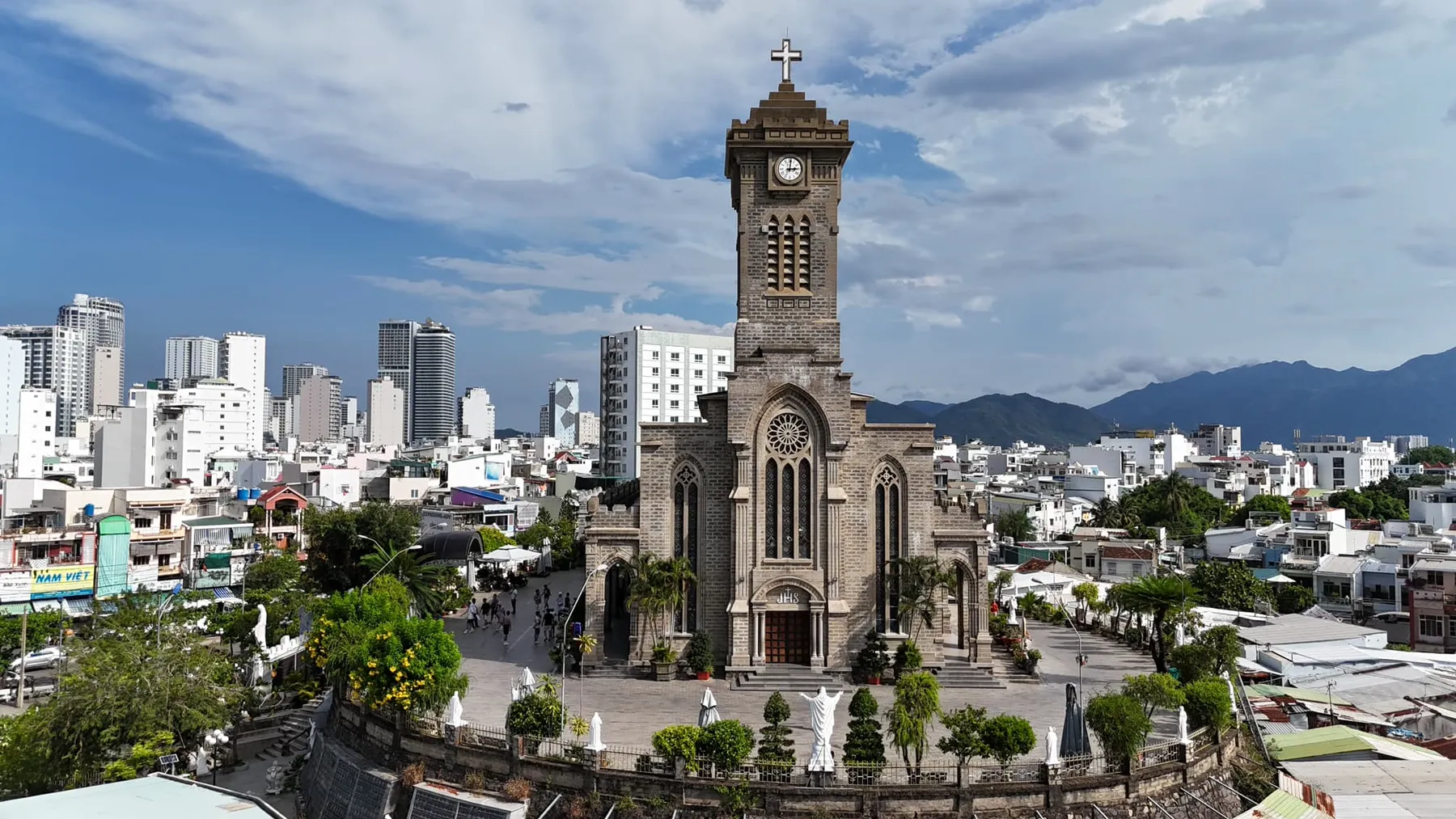Église en pierre de Nha Trang 2025 : Le charme durable de l'architecture gothique ancienne dans la ville côtière