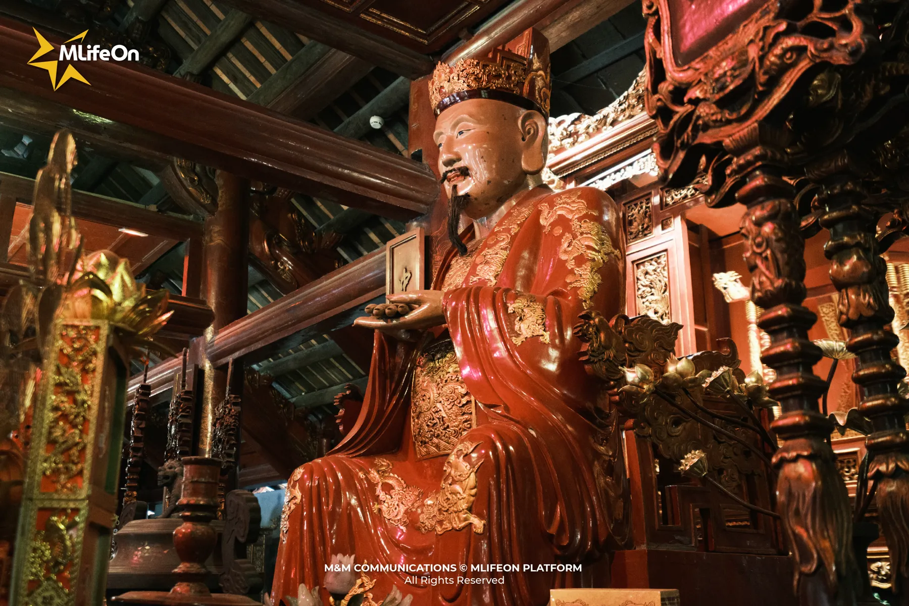 Tượng Chu Văn An hiện lên trang nghiêm dưới lớp ánh sáng vàng, tạo nên cảm giác như thời gian đang chậm lại.