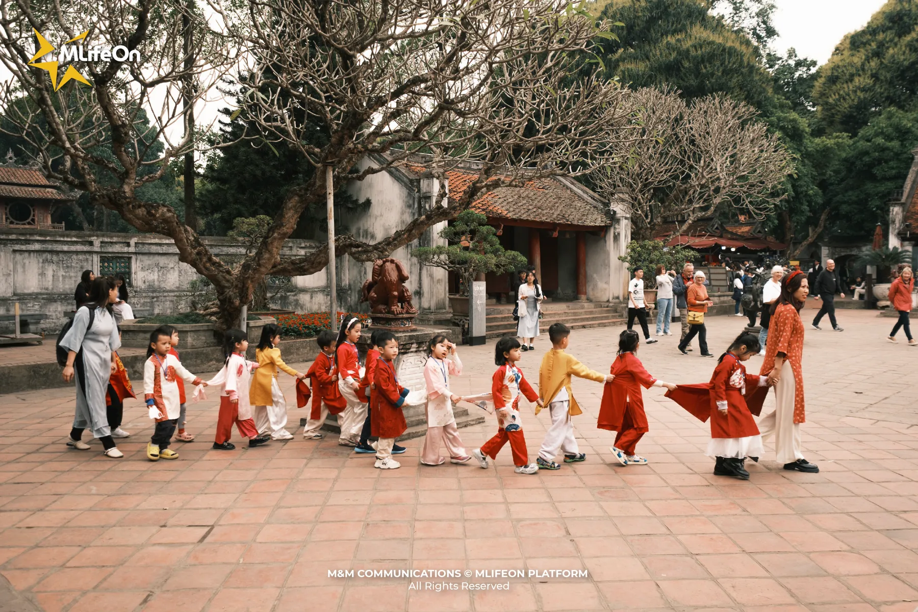 Không gian Văn Miếu hôm nay vẫn rộn ràng hơi thở mới, nơi trẻ em và du khách khắp nơi tìm thấy một phần ký ức và sự kết nối với văn hóa Việt.